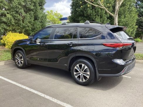 Used 2023 Toyota Highlander XLE AWD/4WD image 7