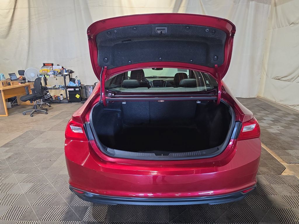 Used 2017 Chevrolet Malibu LT FWD image 20