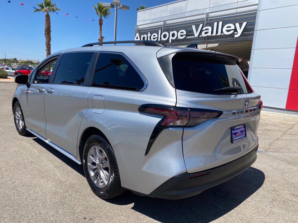 Used 2023 Toyota Sienna XLE FWD image 5