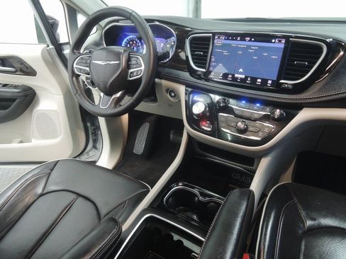 Used 2024 Chrysler Pacifica Limited FWD image 35