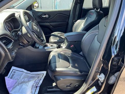 Used 2022 Jeep Cherokee Trailhawk w/ Premium Leather Package AWD/4WD image 9