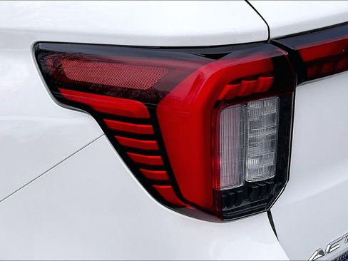 Used 2025 Ford Explorer Active image 28