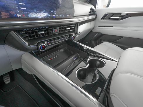 Used 2025 Chevrolet Suburban Premier image 25