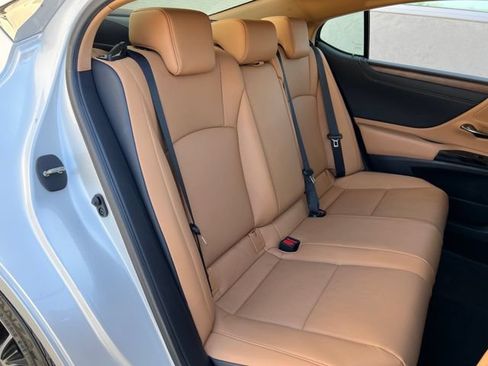 Used 2025 Lexus ES 300h w/ Premium Package FWD image 34