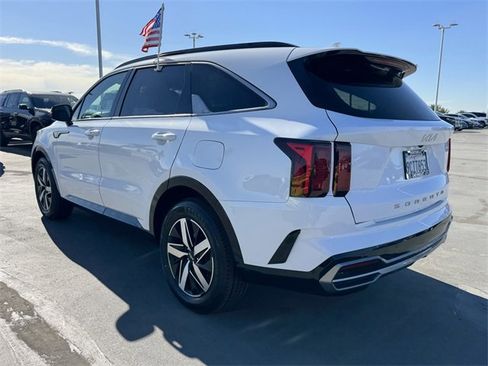 Used 2022 Kia Sorento S w/ Panoramic Sunroof Package image 3
