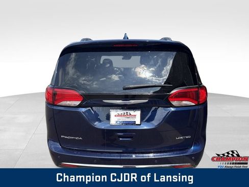 Used 2019 Chrysler Pacifica Limited w/ Tire & Wheel Group FWD image 6