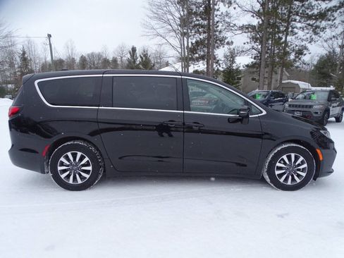 Used 2024 Chrysler Pacifica Select image 45