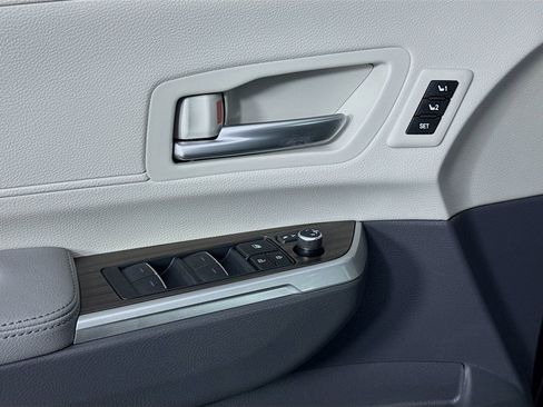 Used 2024 Toyota Sienna Limited image 20