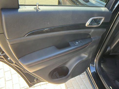 Used 2016 Jeep Grand Cherokee Laredo 75th Anniversary image 23