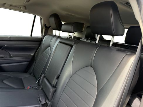 Used 2021 Toyota Highlander XLE image 16