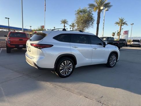 Certified 2024 Toyota Highlander Platinum AWD/4WD image 4