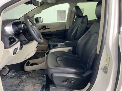 Used 2024 Chrysler Pacifica Touring-L FWD image 19