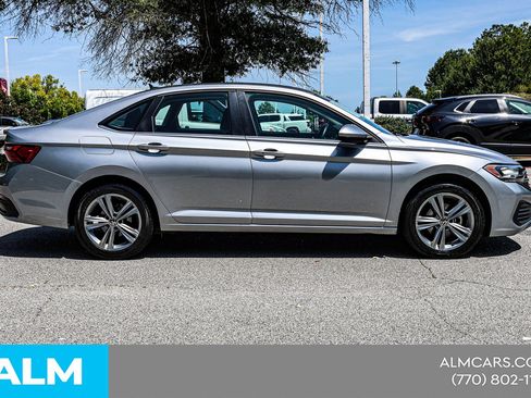 Used 2024 Volkswagen Jetta SE FWD image 10