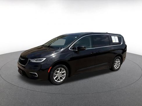 Used 2023 Chrysler Pacifica Touring-L FWD image 7