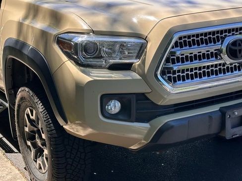 Used 2017 Toyota Tacoma TRD Off-Road w/ Premium & Technology Package AWD/4WD image 2