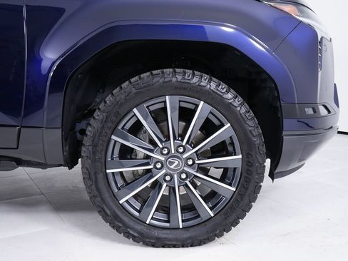 Used 2025 Lexus GX 550 w/ Accessory Package (2T) AWD/4WD image 15