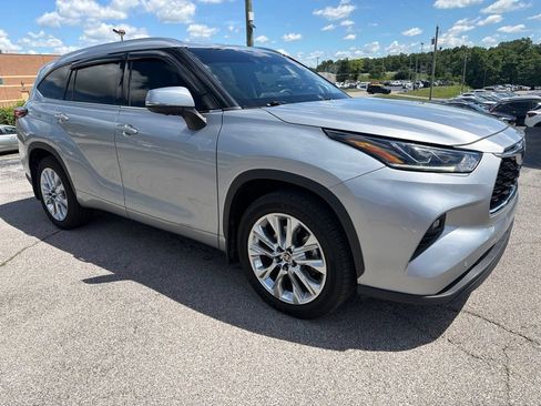 Used 2023 Toyota Highlander Limited AWD/4WD image 2