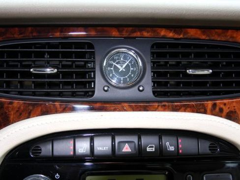 Used 2004 Jaguar XJ8 image 37