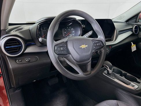 Used 2024 Chevrolet Trax LS w/ LS Convenience Package FWD image 9