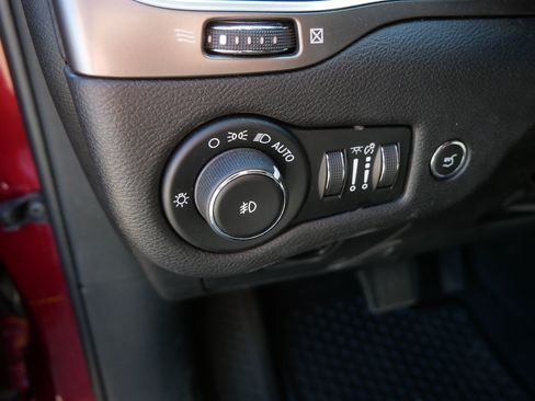 Used 2020 Jeep Cherokee Latitude Plus w/ Comfort/Convenience Group AWD/4WD image 23