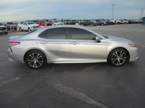 Used 2018 Toyota Camry SE image 3