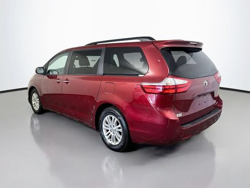 Used 2017 Toyota Sienna XLE w/ XLE Navigation Package FWD image 4