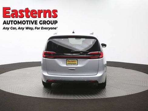 Used 2024 Chrysler Pacifica Touring-L FWD image 39