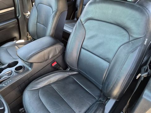 Used 2018 Ford Explorer XLT w/ Equipment Group 202A FWD image 16