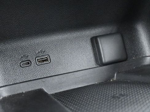 Used 2025 Chevrolet Traverse LT image 26