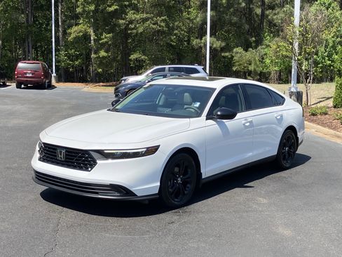 Used 2025 Honda Accord SE image 6