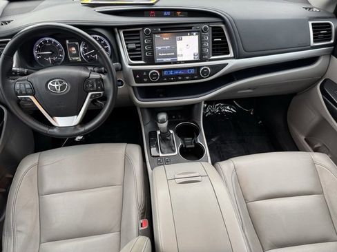 Used 2017 Toyota Highlander XLE image 13