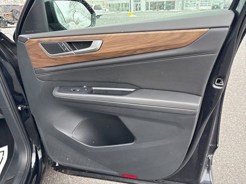 Used 2025 Volkswagen Atlas SE image 18