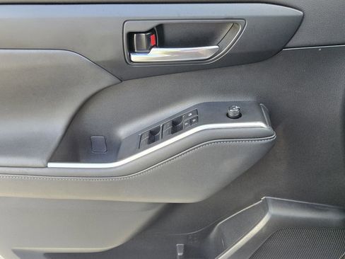 Used 2023 Toyota Highlander XLE image 29