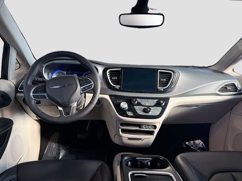 Used 2023 Chrysler Pacifica Touring-L image 21