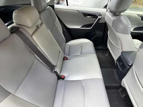 Used 2019 Toyota RAV4 XLE w/ Convenience Package FWD image 40