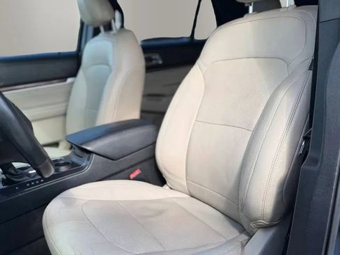 Used 2019 Ford Explorer Limited w/ Ford Safe & Smart Package FWD image 11