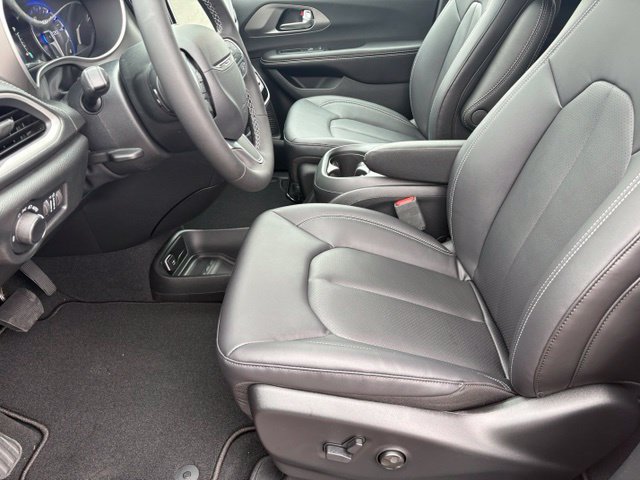 New 2027 Chrysler Pacifica Select AWD/4WD image 9