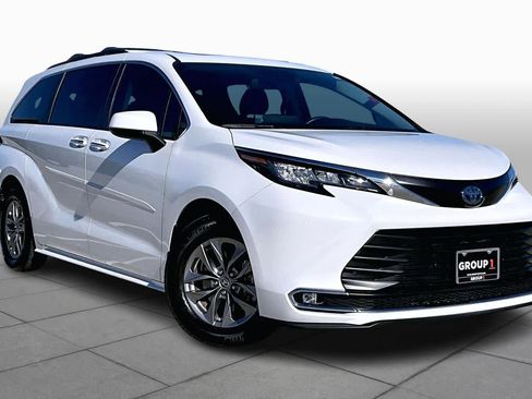 Used 2023 Toyota Sienna XLE image 3