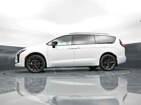 New 2027 Chrysler Pacifica Limited AWD/4WD image 49