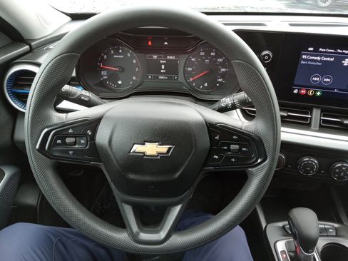 Used 2025 Chevrolet Trax LS w/ LS Convenience Package FWD image 13