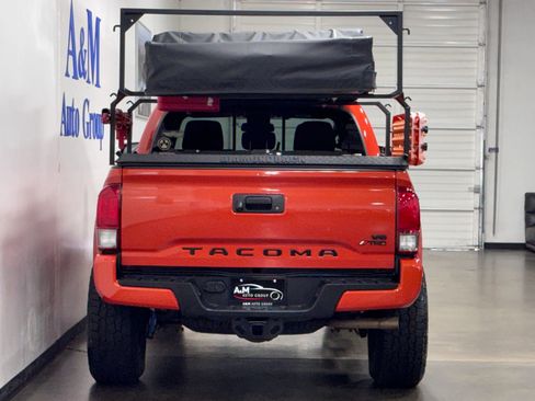 Used 2017 Toyota Tacoma TRD Sport AWD/4WD image 5