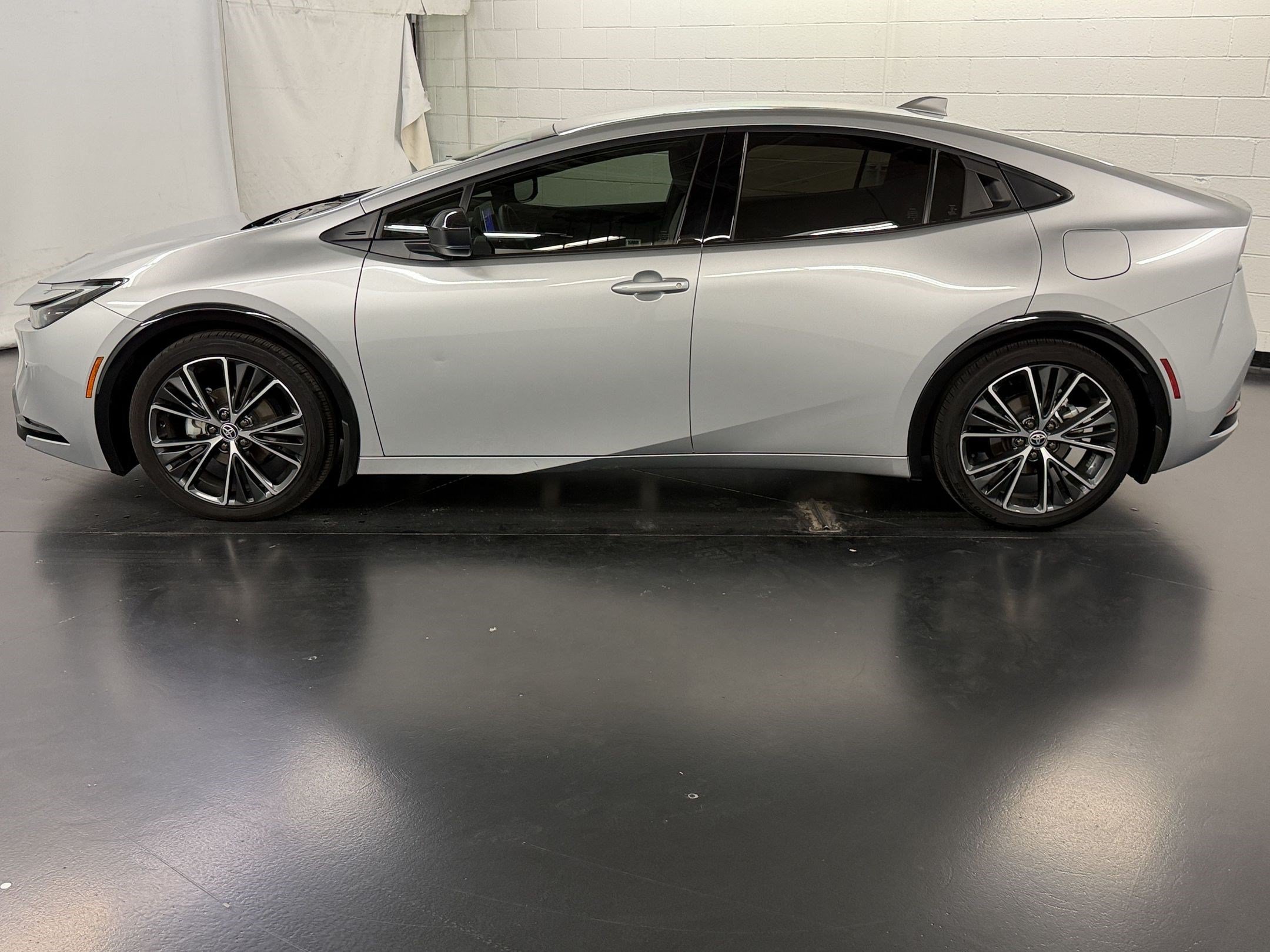 Used 2024 Toyota Prius XLE FWD image 2