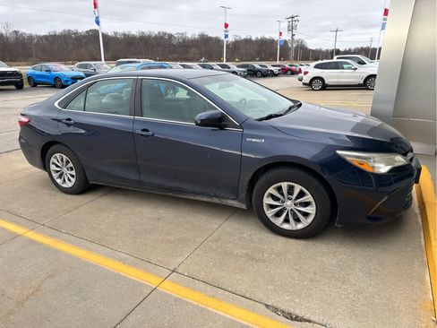 Used 2015 Toyota Camry LE image 4