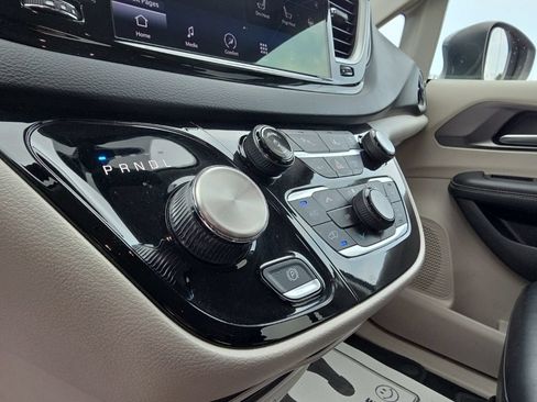 Used 2023 Chrysler Pacifica Touring-L FWD image 19