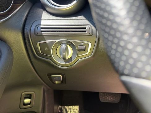 Used 2019 Mercedes-Benz GLC 300 4MATIC image 28