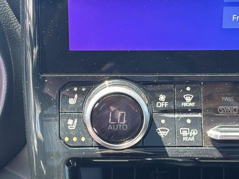 Used 2024 Toyota Highlander Platinum FWD image 22