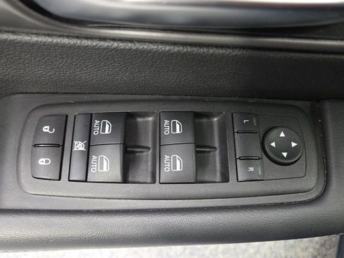 Used 2025 Chrysler Pacifica Select FWD image 28