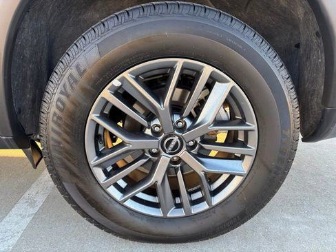 Used 2024 Nissan Rogue S image 9