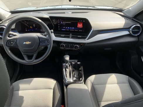 Used 2025 Chevrolet Trax LT FWD image 42