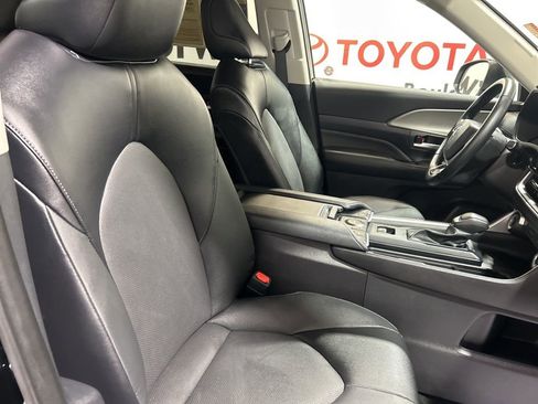 Used 2025 Toyota Grand Highlander AWD image 11